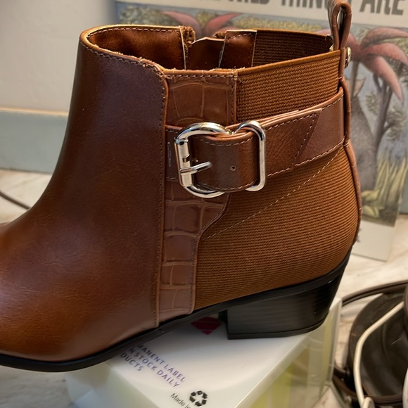 LONDON FOG COLLECTION, size 8 , low heeled booties, BROWN, side zipped NEW - Picture 3 of 9